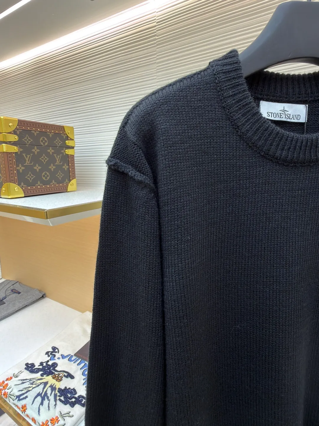 P420 Stonelsland Stone Island arm embroidered logo sweater ●Original version: 3690 purchase and development ●Item number: 1681950-A75 ●Fabric: wool blended fabric ●Technology: knitted ●Color: black ●Version: fitted version ●Weight: about 550 grams ●Size: S-M-L-XL ●Description: Made of 30% wool, 50% cotton, 20% spandex. The arm embroidery logo is made of double-layer soft leather, with embroidery logo technology on the surface and embellishment with the brand logo. Comes with laser engraved metal buttons. Garment washing-fixing color-fixing pattern-removing wool impurities. This style is woven with a 7-needle imported machine, with knitted threads on the neck and hem, and embroidered logos on the arms to present the brand vision. The overall wiring is straight and delicate, the fabric is comfortable and soft, and the color is consistent without color difference. It can be matched with the same style to create a fashionable look and control various occasions. Customized accessories, complete with three standards, same style for men and women!